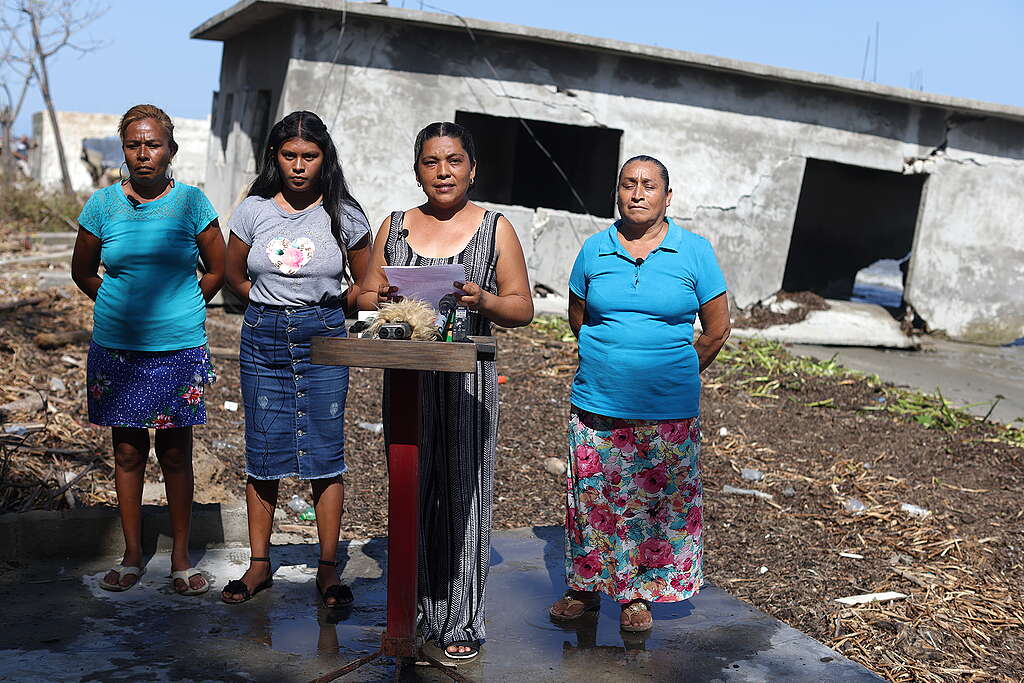 Los efectos del cambio climático afectan a una comunidad de México
Desde hace aproximadamente 5 años, la comunidad de El Bosque, en Tabasco, experimenta en primera persona las consecuencias del cambio climático. Su hogar está siendo engullido por el océano y las inundaciones provocadas por las fuertes lluvias.
Más de 30 familias han sido desplazadas y otras 20 están en peligro inmediato, mientras que toda la comunidad corre el riesgo de desaparecer.