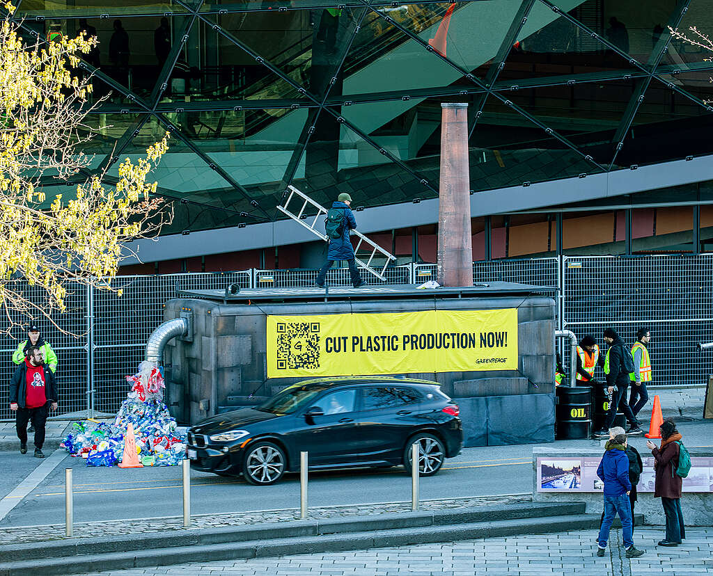 Mensaje en Ottawa
Activistas de Greenpeace Canadá entregaron una «Fábrica Global de Plásticos» de 6 metros a las puertas del Shaw Center, donde se están celebrando las conversaciones sobre un Tratado Global de Plásticos.