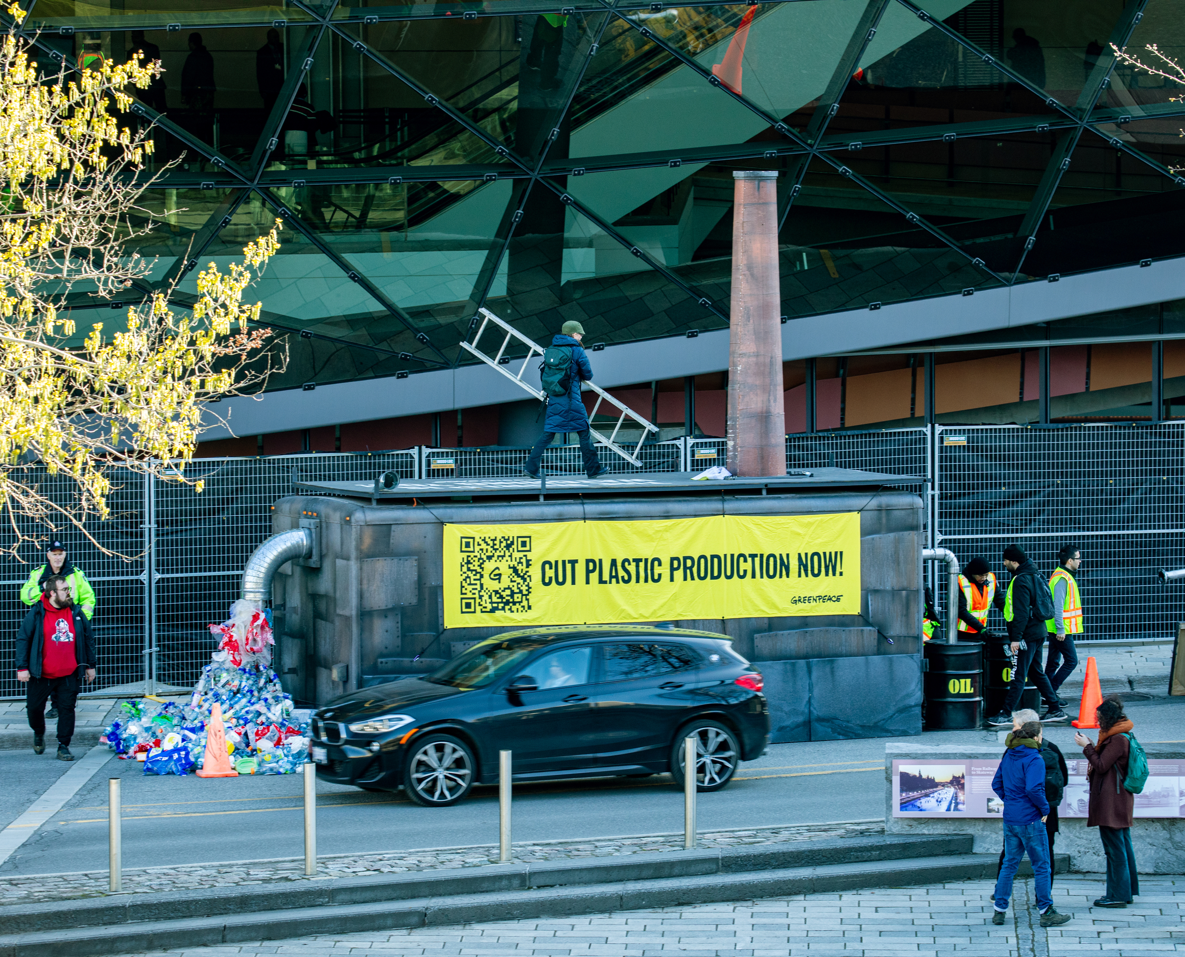 Mensaje en Ottawa Activistas de Greenpeace Canadá entregaron una «Fábrica Global de Plásticos» de 6 metros a las puertas del Shaw Center, donde se están celebrando las conversaciones sobre un Tratado Global de Plásticos.