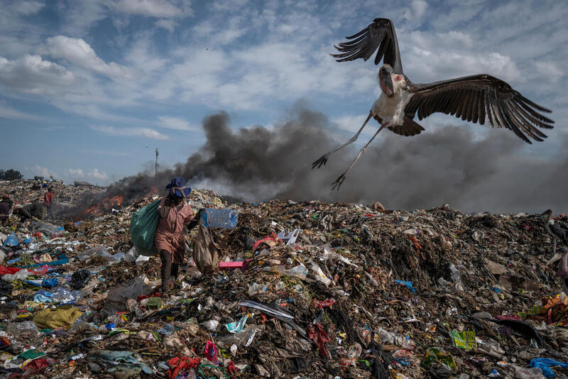 Greenpeace visita lugares de producción textil, distribución, mercados y eliminación de residuos. Residuos textiles y plásticos en el vertedero de Dandora, en Nairobi.