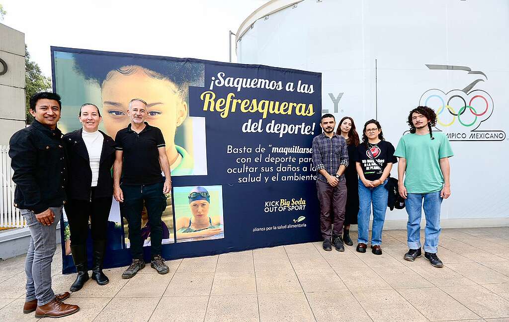Organizaciones protestan para sacar a las grandes refresqueras de los patrocinios deportivos.