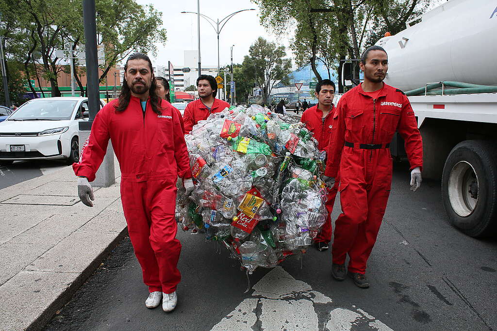 Activistas de Greenpeace México se manifestaron a las afueras del Senado de la República con una red llena de desechos plásticos, luego de que un tribunal ordenó al Congreso legislar para prohibir los plásticos de un solo uso.