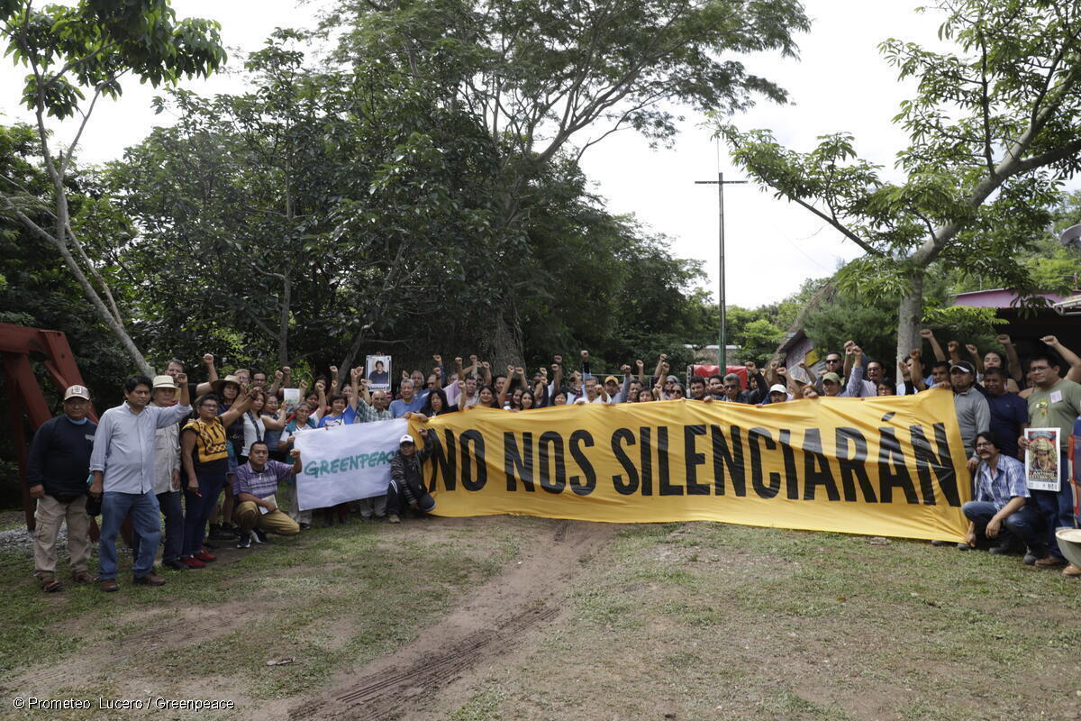 Grupo de personas sostienen un banner con la frase "No nos silenciarán" en apoyo a Greenpeace tras la demanda de Energy Transfer (ET).