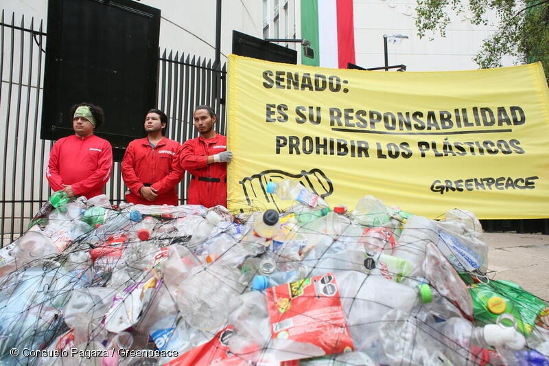 Activistas de Greenpeace México, protestan frente al Senado Mexicano con una red llena de plásticos y una manta en la se lee "Senado: Es su responsabilidad prohibir los plásticos".