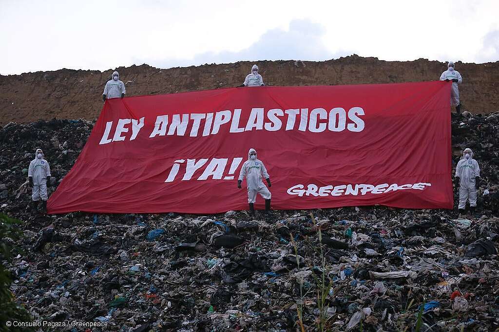 Activistas de Greenpeace México portando trajes de protección en un basurero a cielo abierto de Villa Allende, municipio de Coatzacoalcos, Veracruz, mientras sostienen un amanta en la que se lee "Ley antiplásticos ¡ya!" Activistas de Greenpeace México portando trajes de protección en un basurero a cielo abierto de Villa Allende, municipio de Coatzacoalcos, Veracruz, mientras sostienen un amanta en la que se lee "Ley antiplásticos ¡ya!"