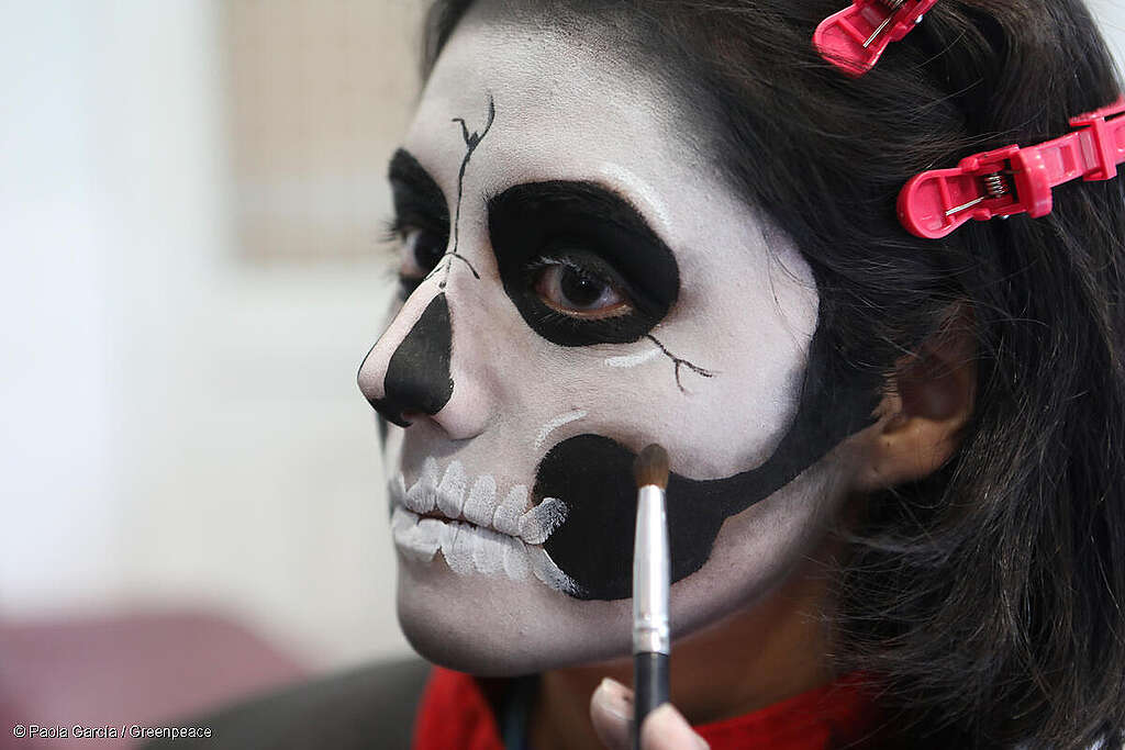 Catrina Plástica en la Ciudad de México Activista de Greenpeace México maquillada de catrina para protestar por las muertes por contaminación por plásticos, durante el desfile de catrinas.