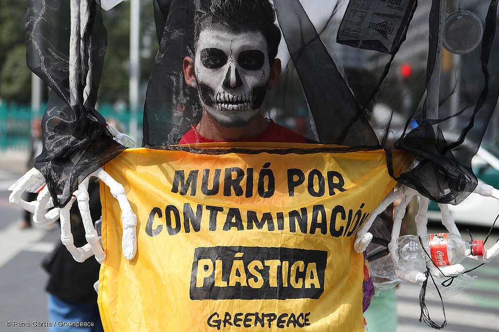 Activista de Greenpeace México maquillado de catrín sostiene un cartel que dice "Murió por contaminación plástica", durante protesta en el desfile de catrinas. Activista de Greenpeace México maquillado de catrín sostiene un cartel que dice "Murió por contaminación plástica", durante protesta en el desfile de catrinas.