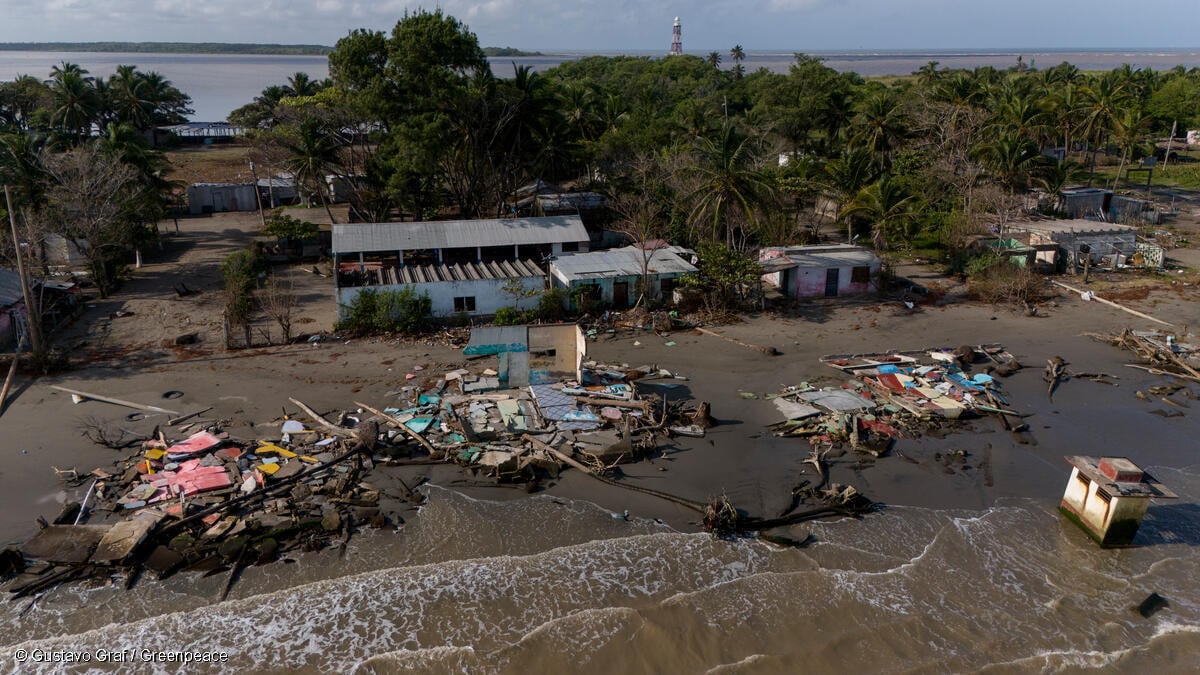 Comunidad de El Bosque afectada por los impactos del cambio climático en México A poco más de un año de la solicitud pública de reubicación de la comunidad, 60 familias han perdido todo su patrimonio, los niños ya no pueden asistir a la escuela y los negocios locales han tenido que cerrar.