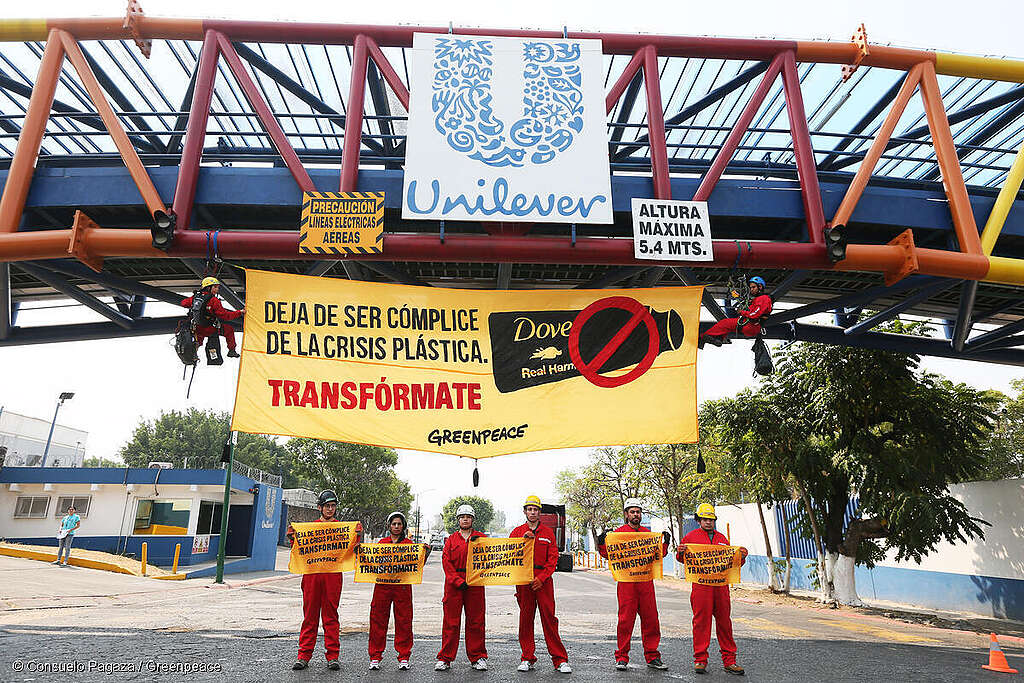 Greenpeace México se une al mes de acción global contra la fábrica de Unilever en Morelos, México. Activistas desplegaron una pancarta con el mensaje "Deja de ser cómplice de la crisis del plástico. Transfórmate". Greenpeace México se une al mes de acción global contra la fábrica de Unilever en Morelos, México. Activistas desplegaron una pancarta con el mensaje "Deja de ser cómplice de la crisis del plástico. Transfórmate".