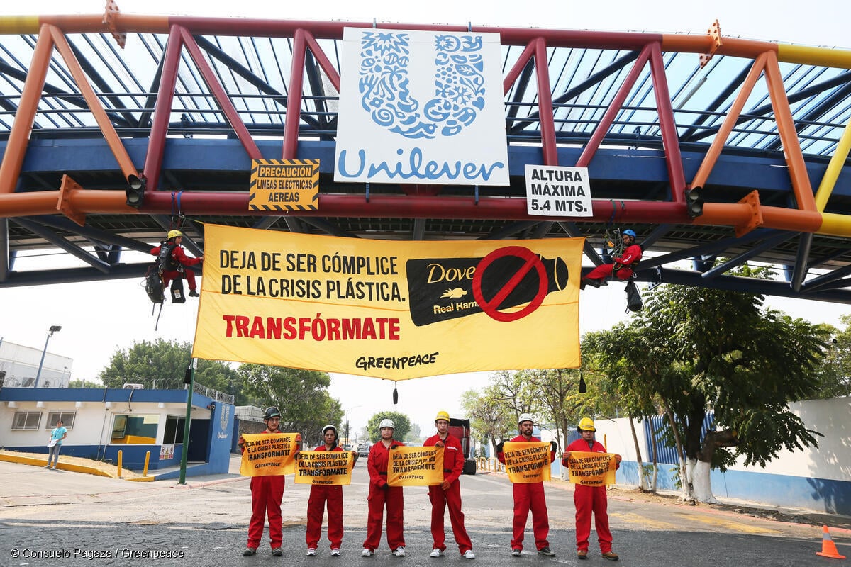 Greenpeace México se une al mes de acción global contra la fábrica de Unilever en Morelos, México. Activistas desplegaron una pancarta con el mensaje "Deja de ser cómplice de la crisis del plástico. Transfórmate".