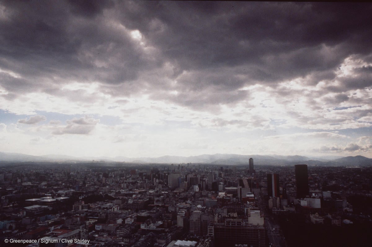 Toma aérea de la Ciudad de México en la que se evidencia la contaminación del aire visualizando smog y nubes oscuras sobre la ciudad.