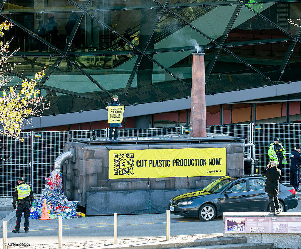 Activistas de Greenpeace Canadá entregaron una "Fábrica Global de Plásticos" de 6 metros a la entrada del Centro Shaw, donde se llevan a cabo las negociaciones para un Tratado Global de Plásticos. La fábrica mostraba imágenes de petróleo convertido en contaminación plástica y mensajes que decían: "¡Reduzcan la producción de plástico ya!" en cada lado. Activistas de Greenpeace Canadá entregaron una "Fábrica Global de Plásticos" de 6 metros a la entrada del Centro Shaw, donde se llevan a cabo las negociaciones para un Tratado Global de Plásticos. La fábrica mostraba imágenes de petróleo convertido en contaminación plástica y mensajes que decían: "¡Reduzcan la producción de plástico ya!" en cada lado.