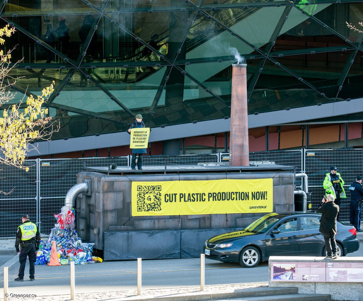 Activistas de Greenpeace Canadá entregaron una "Fábrica Global de Plásticos" de 6 metros a la entrada del Centro Shaw, donde se llevan a cabo las negociaciones para un Tratado Global de Plásticos. La fábrica mostraba imágenes de petróleo convertido en contaminación plástica y mensajes que decían: "¡Reduzcan la producción de plástico ya!" en cada lado.
