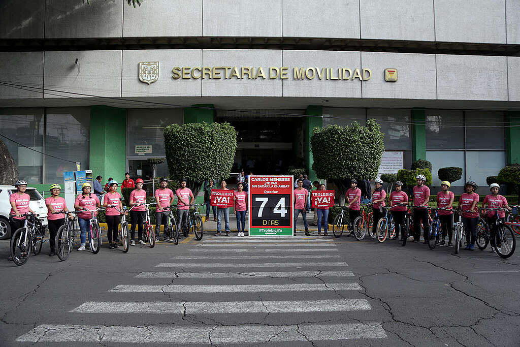 Activistas de Greenpeace protestan con bicicletas afuera de la oficina de SEMOVI (Secretaría de Movilidad de la Ciudad de México, entidad responsable del transporte público en la Ciudad de México) para denunciar el retraso en la ejecución del proyecto de movilidad Trolebici.