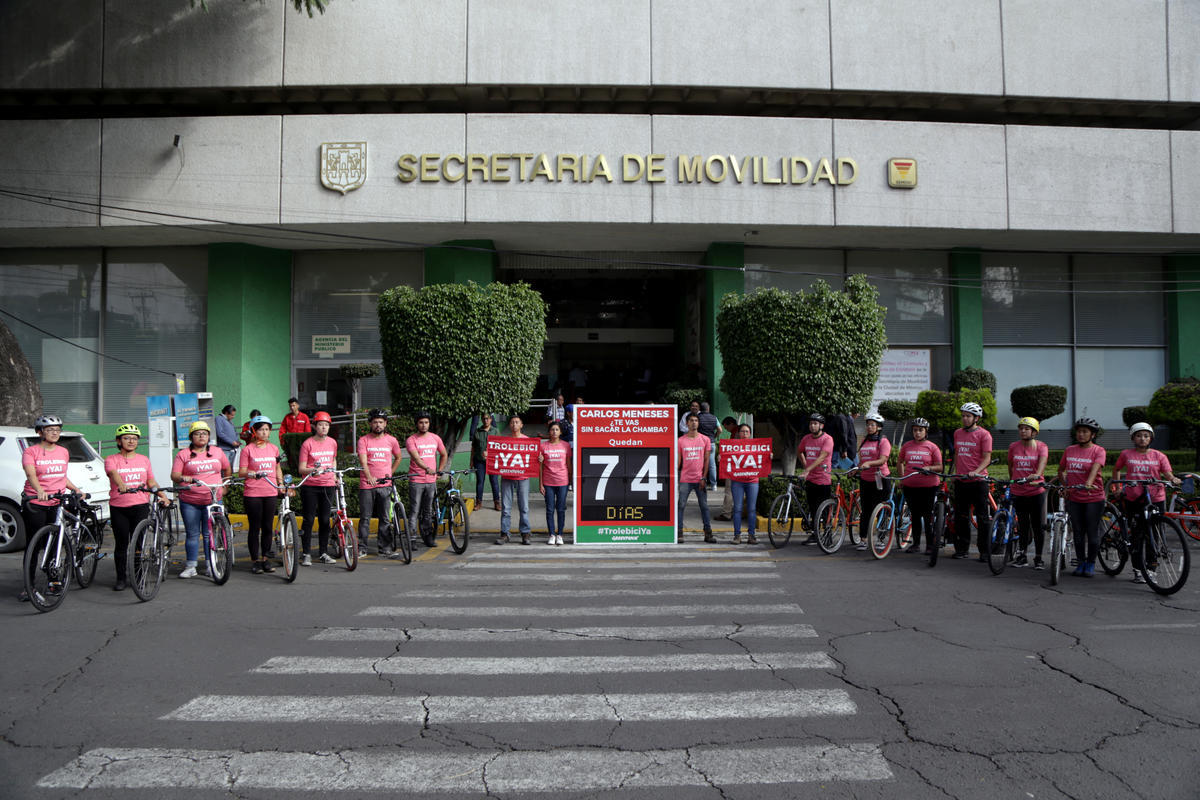 Activistas de Greenpeace protestan con bicicletas afuera de la oficina de SEMOVI (Secretaría de Movilidad de la Ciudad de México, entidad responsable del transporte público en la Ciudad de México) para denunciar el retraso en la ejecución del proyecto de movilidad Trolebici.
