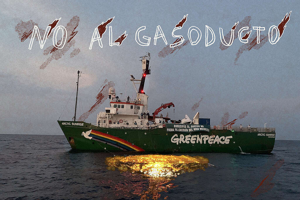 Barco de Greenpeace en el mar con un texto que dice “No al gasoducto”, junto a una acción en la que se simula un incendio en el agua para denunciar los riesgos ambientales de los proyectos fósiles.