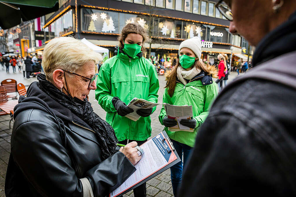 Black Friday Action with Tower of Packaging Boxes in Osnabrück. © Lars Berg / Greenpeace
