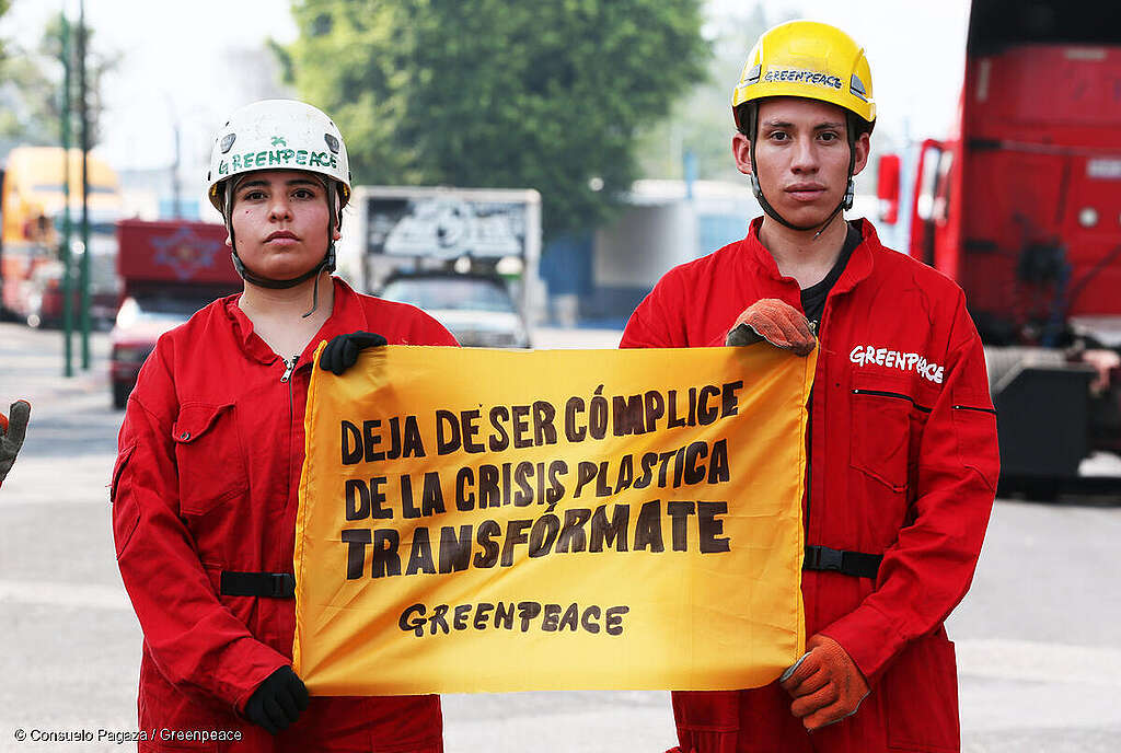 Activistas de Greenpeace México despliegan una pancarta que dice "Deja de ser cómplice de la crisis del plástico. Transfórmate" como parte de acción contra Unilever en Morelos.