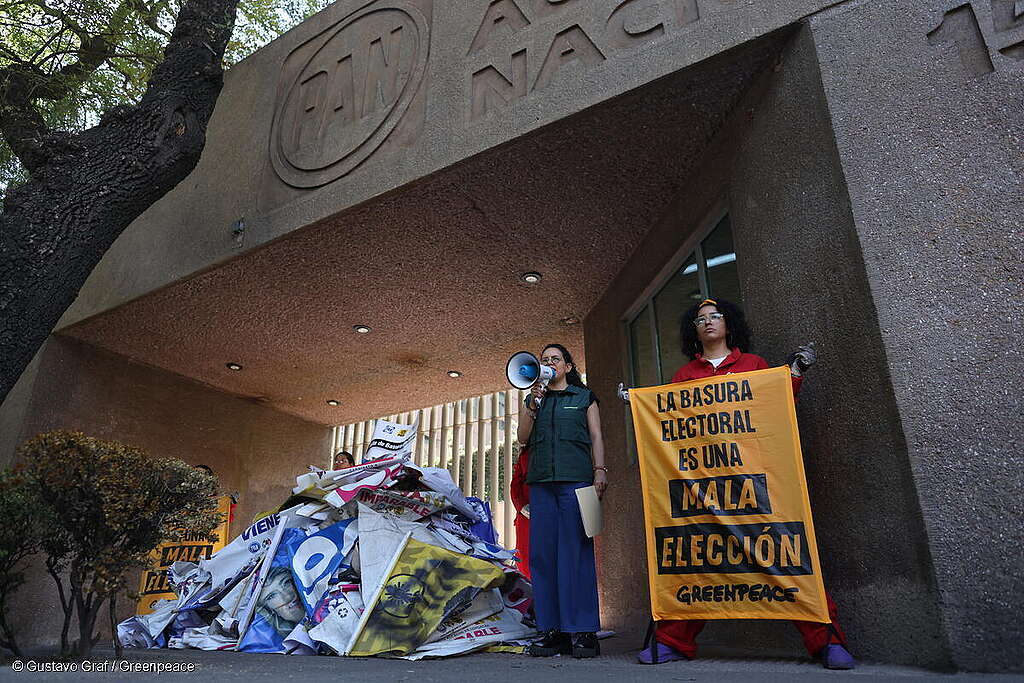 Activistas de Greenpeace México frente a la sede del Partido Acción Nacional (PAN) las pancartas y otras lonas de propaganda electoral recogidas de los puentes peatonales, postes y camellones de la Ciudad de México. Sostienen una pancarta con el mensaje "La basura electoral es una mala elección".