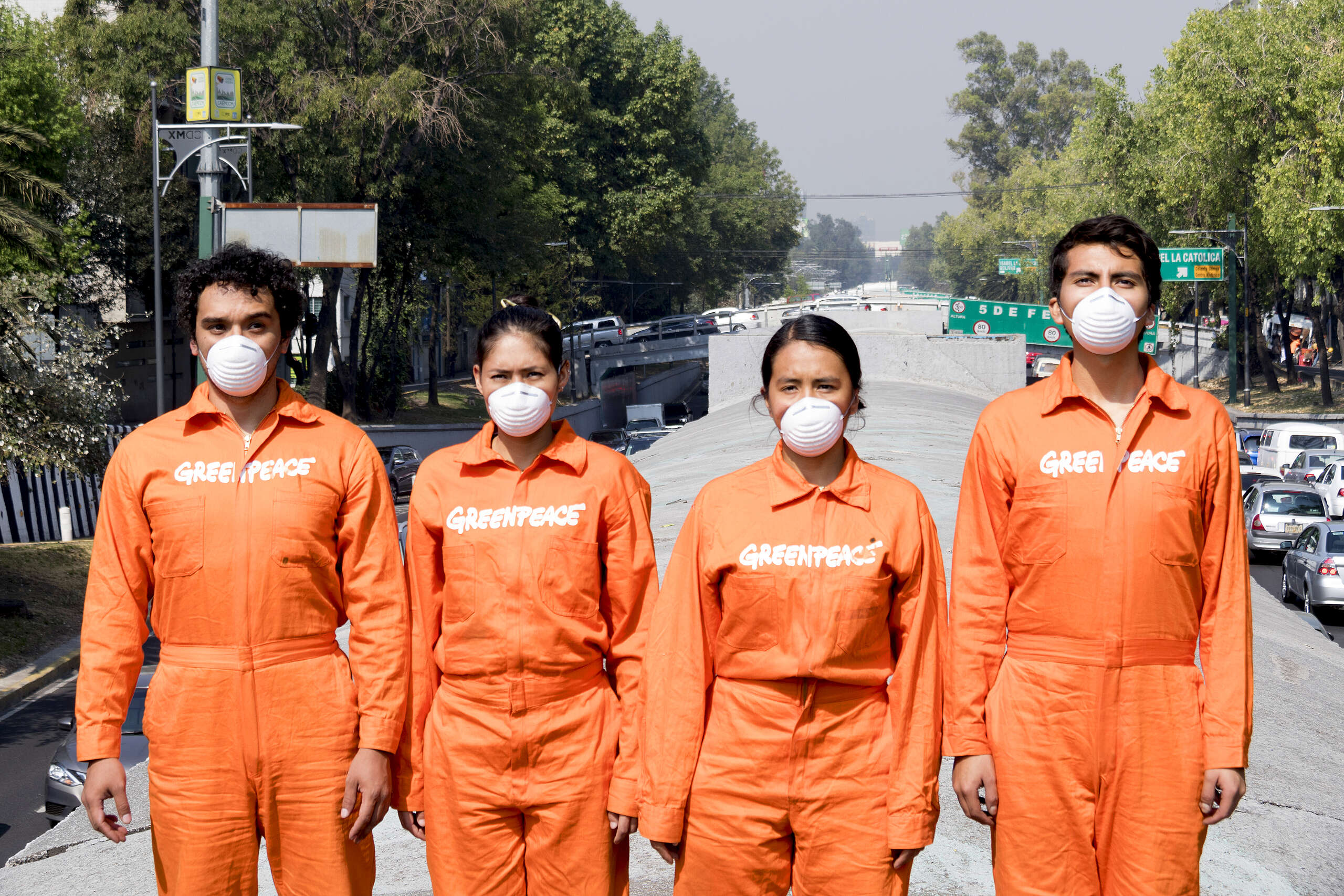 Activistas de Greenpeace México usando cubrebocas para evidenciar la mala calidad del aire en México,