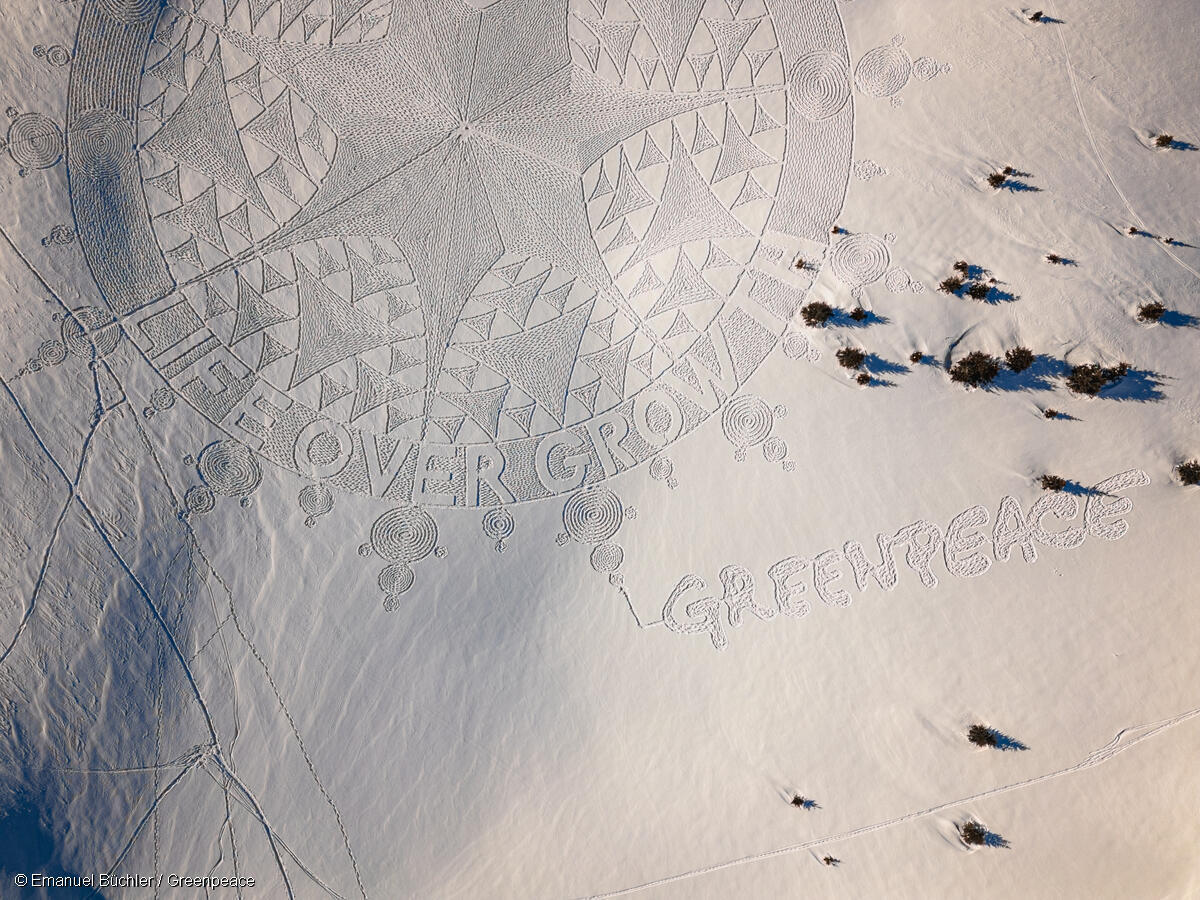 Vista aérea panorámica del arte realizado en Davos con motivo de la Reunión Anual del Foro Económico Mundial (FEM): "¡Vida antes que crecimeinto! Vista aérea panorámica del arte realizado en Davos con motivo de la Reunión Anual del Foro Económico Mundial (FEM): "¡Vida antes que crecimeinto!