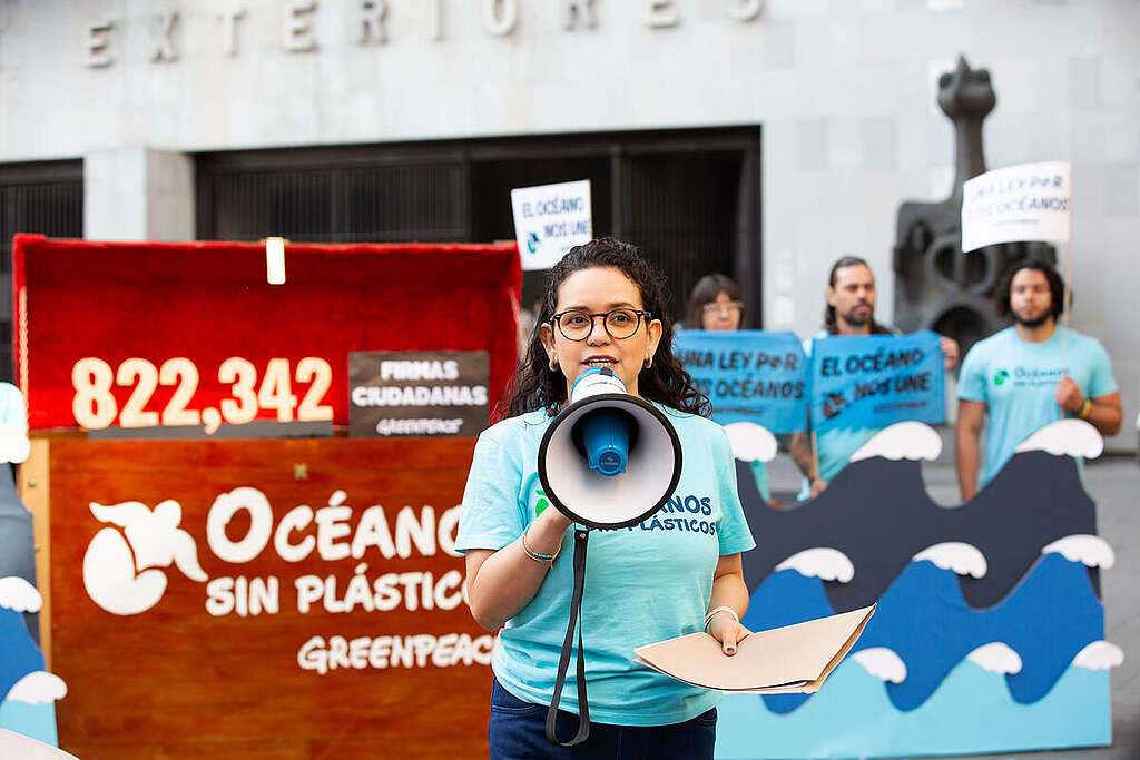 Activists in Mexico ask the SRE for a Global Firm Position to Stop Plastic Pollution. © Consuelo Pagaza / Greenpeace