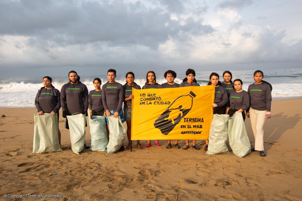 Activistas de Greenpeace México sosteniendo la leyenda “Lo que comenzó en la ciudad, termina en el mar”, como parte de la campaña Océanos Sin Plásticos.