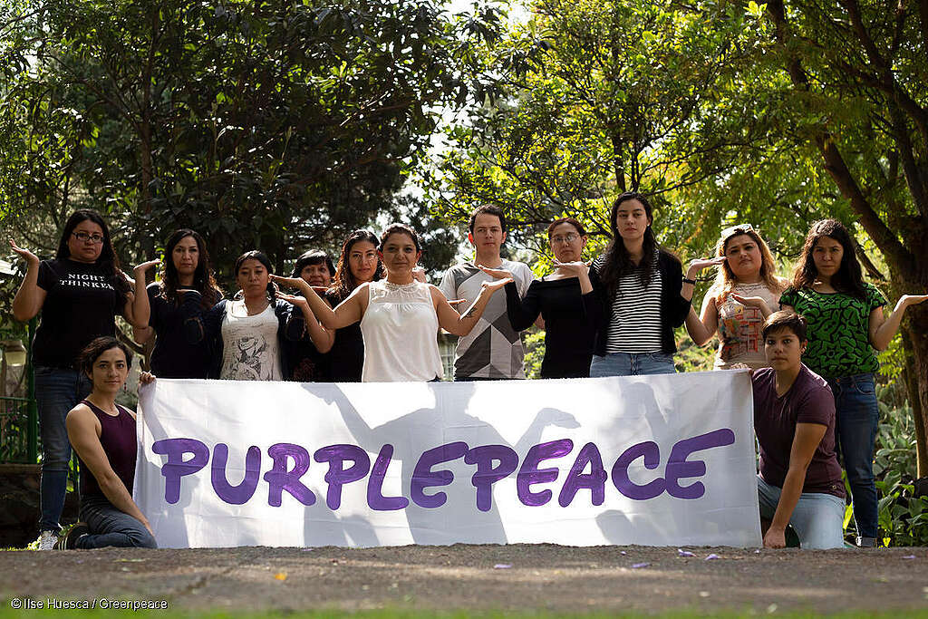 Miembros del staff de Greenpeace México sosteniendo una manta con el mensaje "purplepeace" en conmemoración del Día Internacional de la Mujer. Mujeres del staff de Greenpeace México sosteniendo una manta con el mensaje "purplepeace" en conmemoración del Día Internacional de la Mujer.