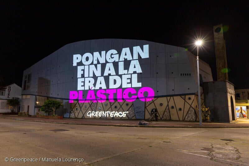 Proyección luminosa con el mensaje "Pongan fin a la era del plástico" como parte de una acción de Greenpeace contra la contaminación plástica.