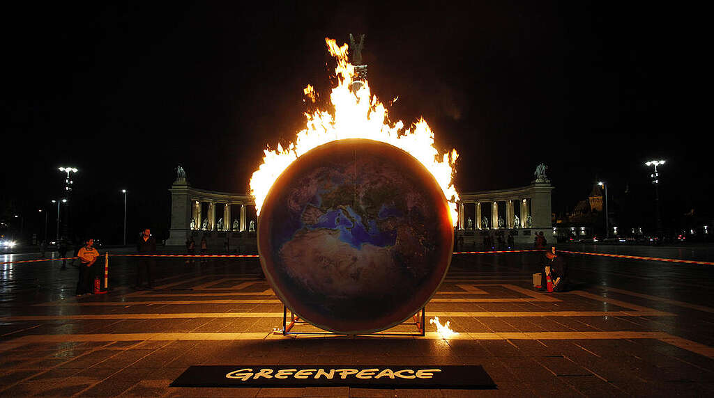 Burning Earth Action in Budapest. © Bence Jardany / Greenpeace