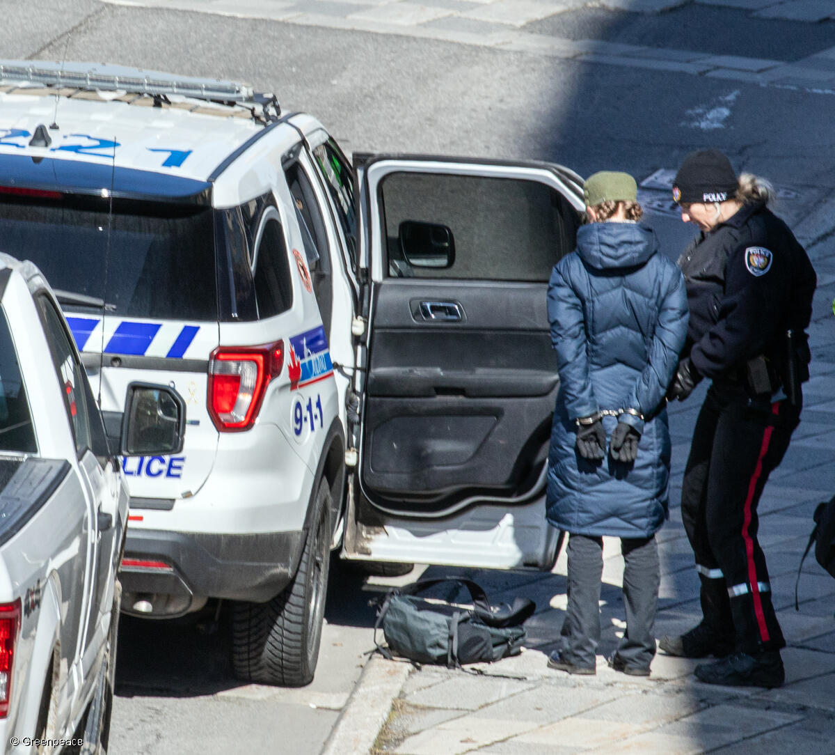 Un activista de Greenpeace Canadá conducido a un vehículo policial tras ser arrestado en el tejado de la Fábrica Global de Plásticos. Un activista de Greenpeace Canadá conducido a un vehículo policial tras ser arrestado en el tejado de la Fábrica Global de Plásticos.