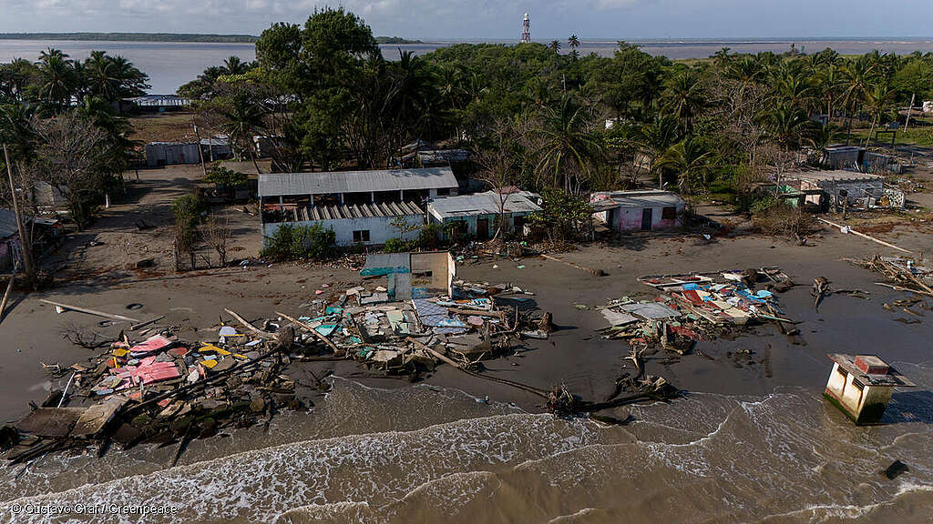 Toma aérea de las afectaciones a la comunidad El Bosque, en Tabasco, México, evidenciando las consecuencias del cambio climático.