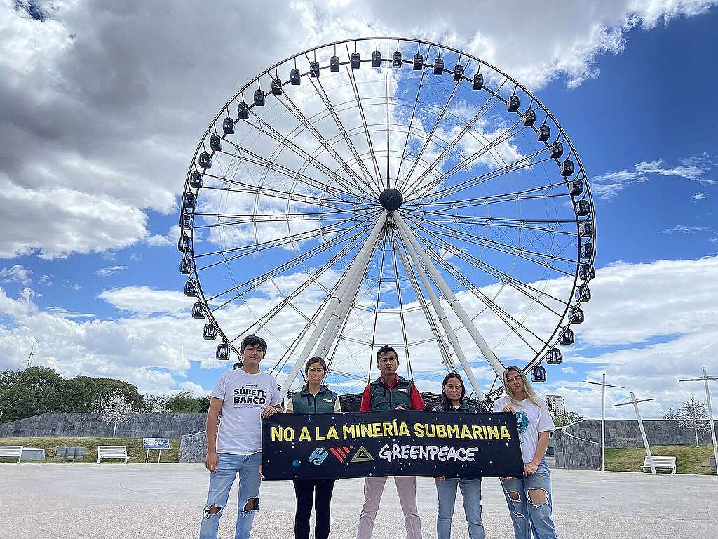 Activistas de Greenpeace México en Puebla frente a monumento emblemático de la ciudad piden "No a la minería submarina". Activistas de Greenpeace México en Puebla frente a monumento emblemático de la ciudad piden "No a la minería submarina".