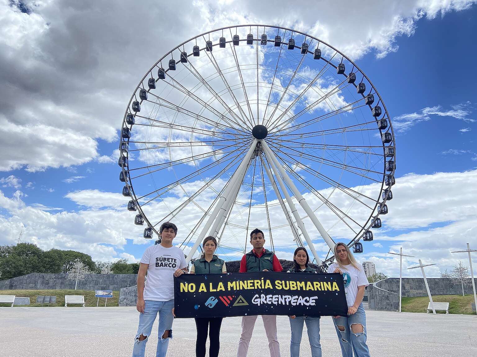 Activistas de Greenpeace México en Puebla frente a monumento emblemático de la ciudad piden "No a la minería submarina".