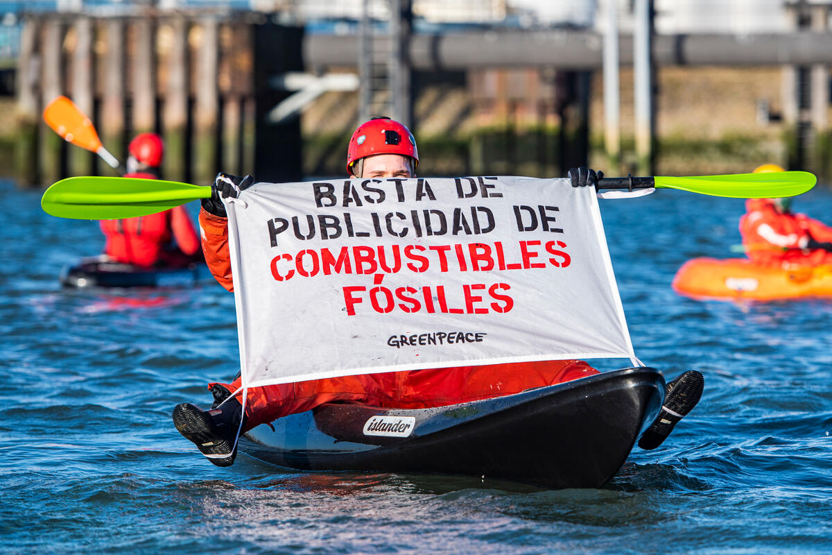 Blockade of Shell's Harbour in Rotterdam. © Marten van Dijl / Greenpeace
