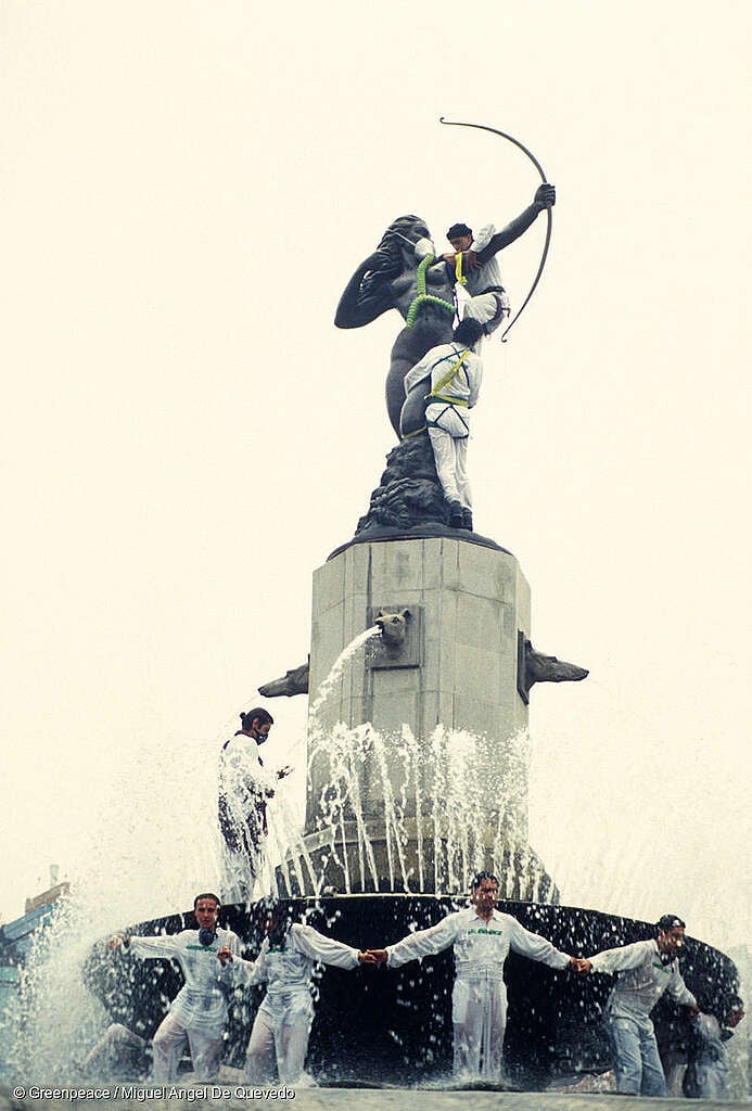 Activista de Greenpeace México prestando primeros auxilios a la Estatua de Diana, el símbolo de la ciudad, con una máscara de gas. Activista de Greenpeace México prestando primeros auxilios a la Estatua de Diana, el símbolo de la ciudad, con una máscara de gas.