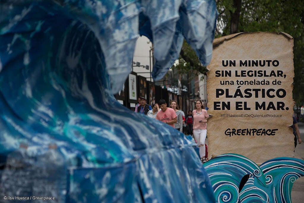 Activistas de Greenpeace colocan una instalación que muestra una ola hecha con plástico desechable frente al Senado mexicano; en ella se lee "Un minuto sin legislar, una tonelada de plástico en el mar". Activistas de Greenpeace colocan una instalación que muestra una ola hecha con plástico desechable frente al Senado mexicano; en ella se lee "Un minuto sin legislar, una tonelada de plástico en el mar".