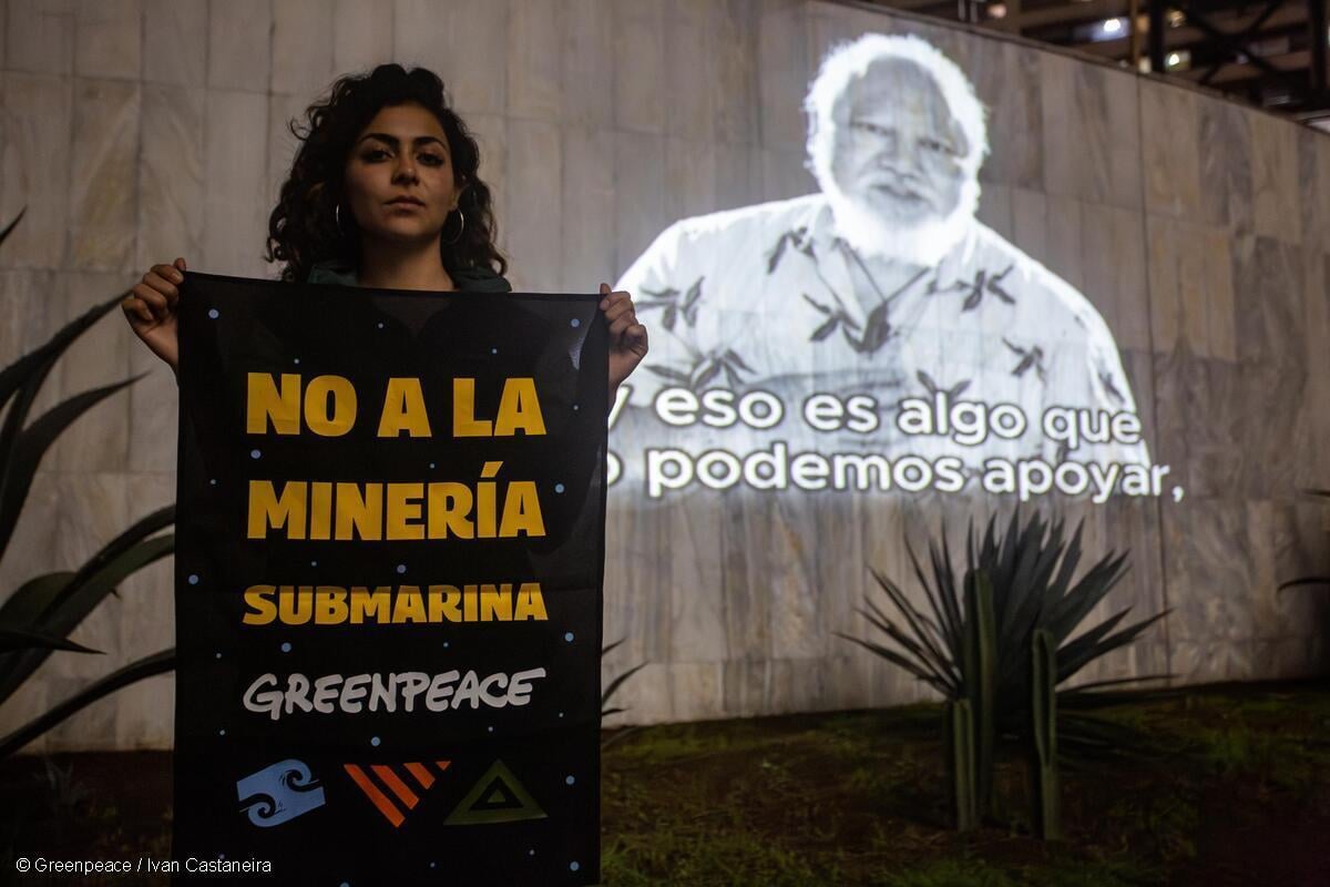 Activista de Greenpeace México sostiene una manta con la leyenda "No a la minería submarina" para protestar contra la minería de aguas profundas en el país.