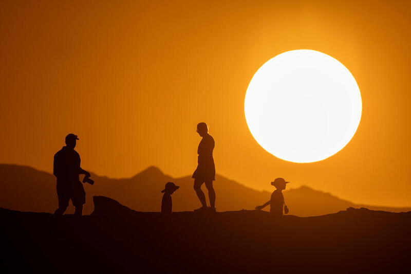 Siluetas de personas ante la puesta del sol durante una ola de calor excesiva el 10 de julio de 2024 en el Parque Nacional del Valle de la Muerte. Siluetas de personas ante la puesta del sol durante una ola de calor excesiva el 10 de julio de 2024 en el Parque Nacional del Valle de la Muerte.