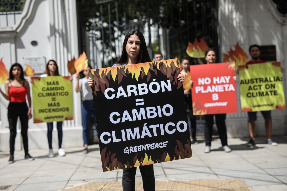 Climate Emergency Action at the Australian Embassy in Buenos Aires. © Sebastian Pani / Greenpeace Climate Emergency Action at the Australian Embassy in Buenos Aires. © Sebastian Pani / Greenpeace