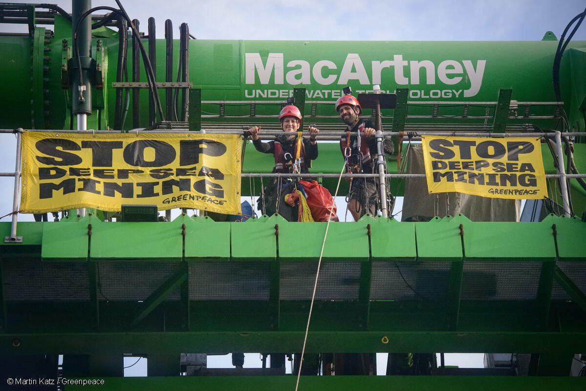 Activistas de Greenpeace Internacional escalan el buque MV COCO en el Océano Pacífico y cuelgan dos mantas con el mensaje “Stop Deep Sea Mining”.