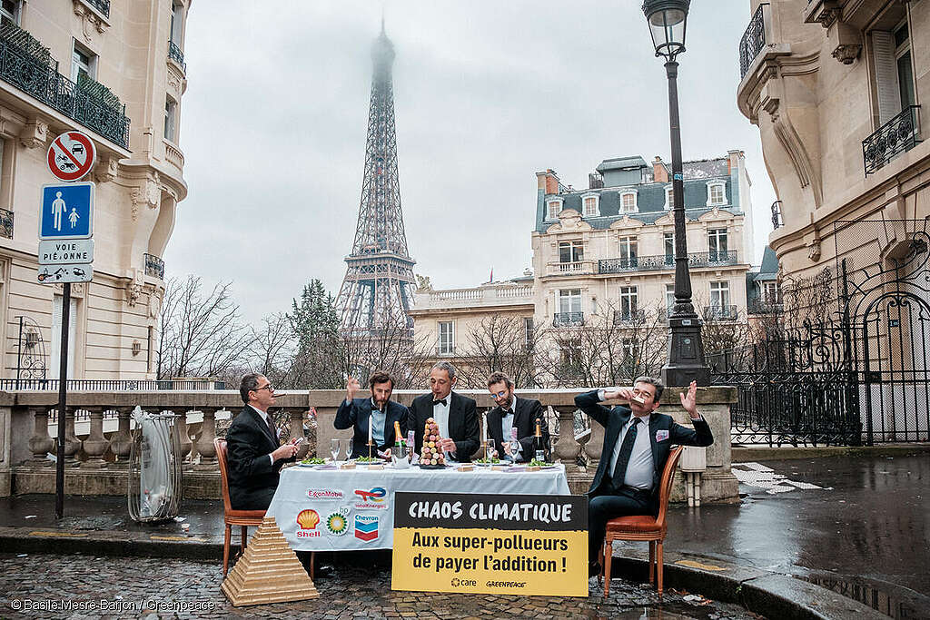 Activistas de Greenpeace Francia en una acción frente a la Torre Eiffel para visibilizar el caos climático.