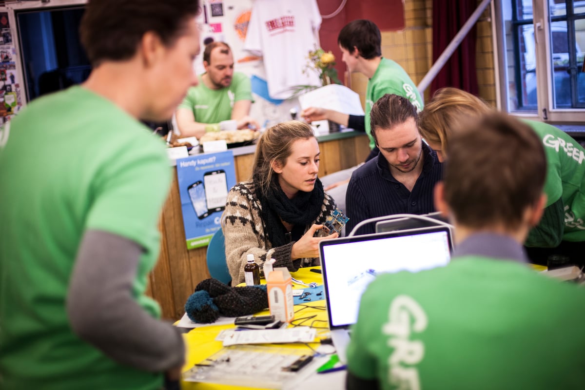 Greenpeace Smartphone Repair Cafe in Hamburg. © Sonja Och / Greenpeace