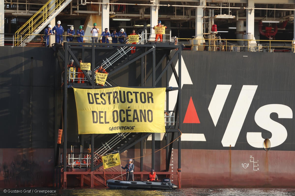 Activistas de Greenpeace México despliegan una manta en el Hidden Gem con el mensaje "Destructor de los océanos".