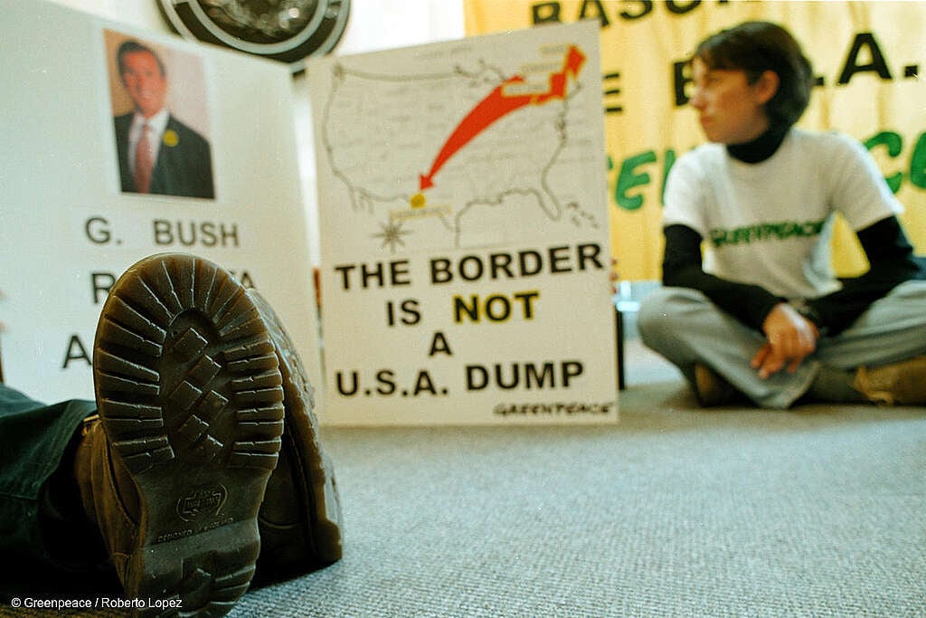 Activistas de Greenpeace México sentados con carteles en los que se lee "La frontera no es el basurero de Estados Unidos" durante protesta contra el vertedero de residuos nucleares de Sierra Blanca. Activistas de Greenpeace México sentados con carteles en los que se lee "La frontera no es el basurero de Estados Unidos" durante protesta contra el vertedero de residuos nucleares de Sierra Blanca.