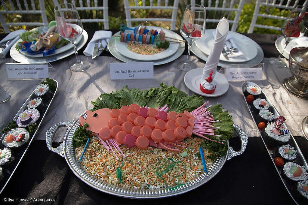 Banquete de Plástico en el Senado de la República en México; se simulan peces elaborados con piezas y residuos plásticos. Banquete de Plástico en el Senado de la República en México; se simulan peces elaborados con piezas y residuos plásticos.