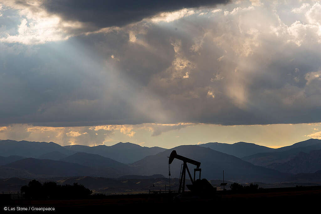 Tanques de gas natural, plataformas de fracturación hidráulica y oleoductos.