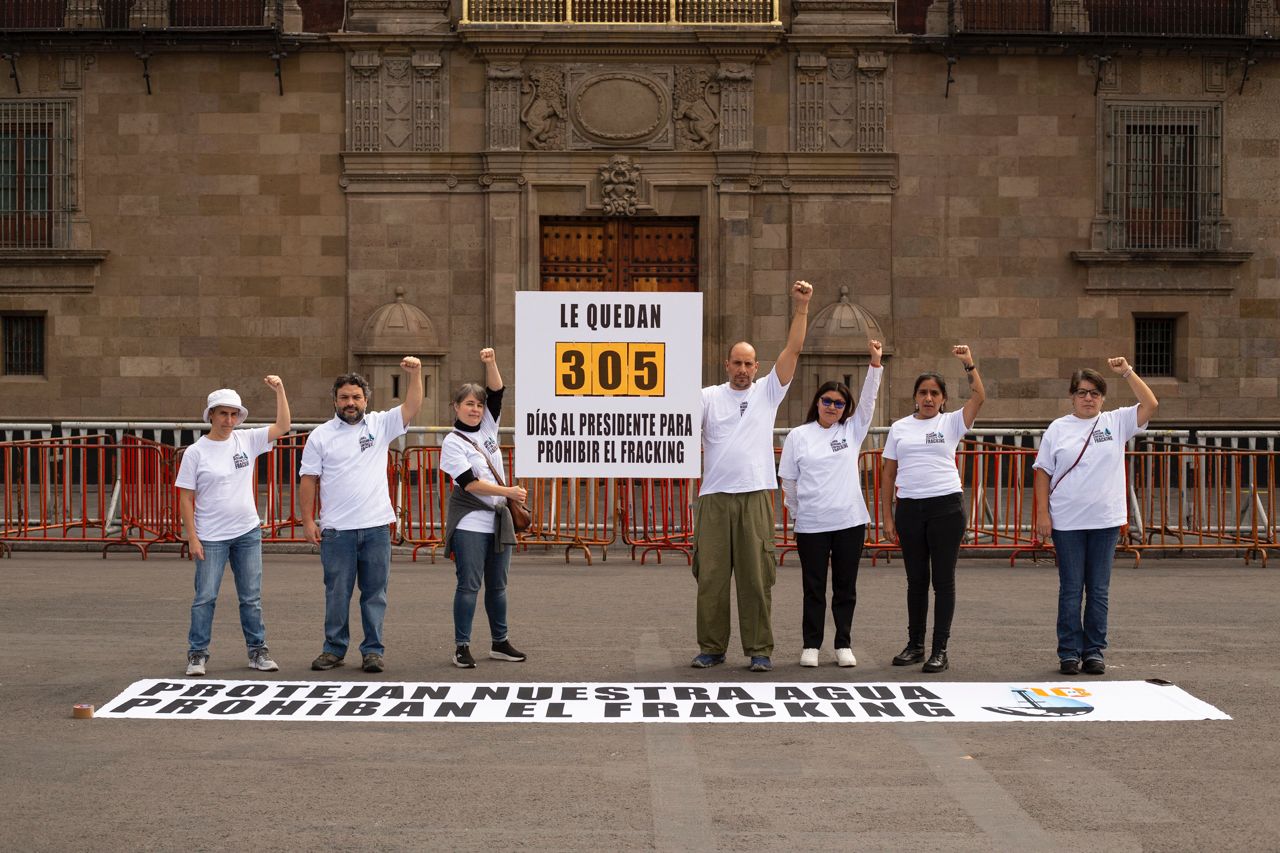 Movilización frente a Palacio Nacional para exigir al Presidente Andrés Manuel López Obrador que detenga el fracking.