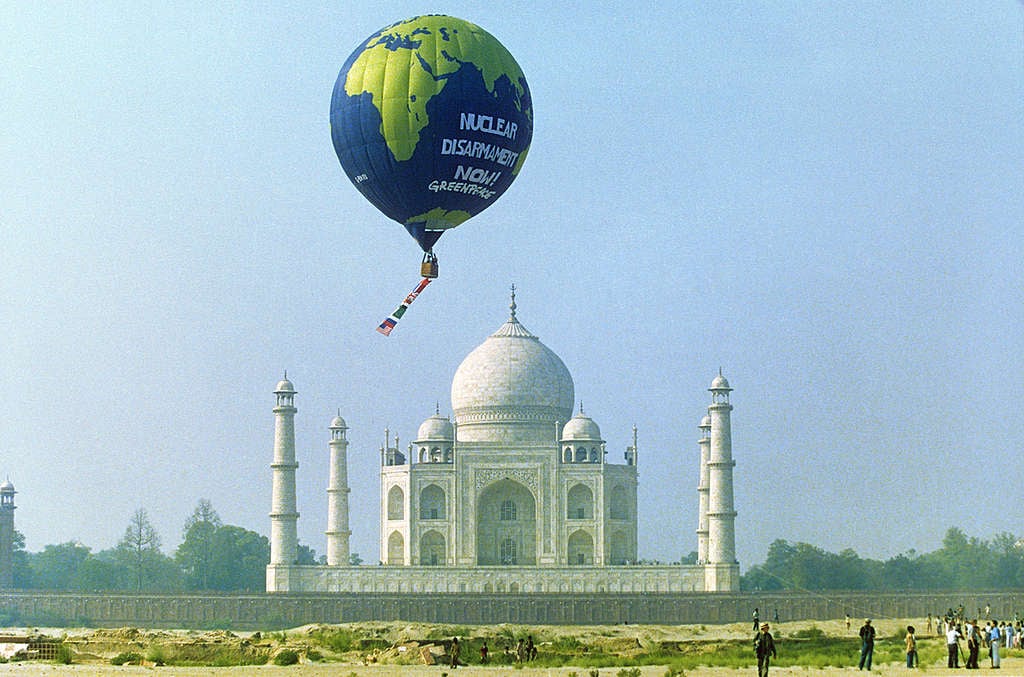 Globo aerostático de Greenpeace con el mensaje “¡Desarme nuclear ahora!” sobrevuela el Taj Mahal en protesta contra las pruebas nucleares en India, enero de 1998. Globo aerostático de Greenpeace con el mensaje “¡Desarme nuclear ahora!” sobrevuela el Taj Mahal en protesta contra las pruebas nucleares en India, enero de 1998.