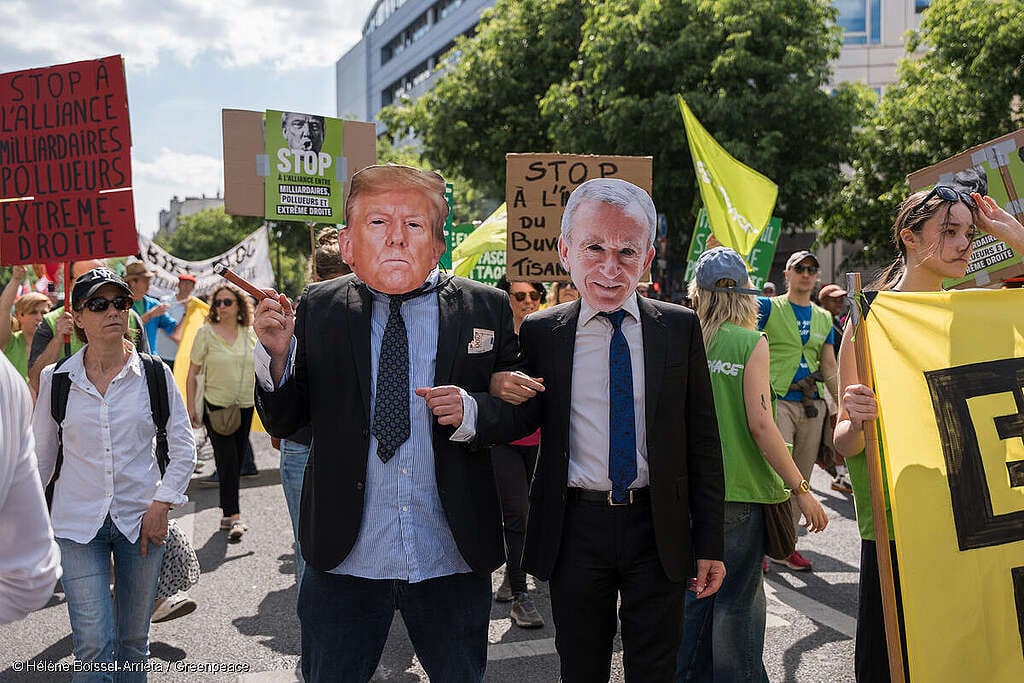 Activistas de Greenpeace protestan en París durante el Primero de Mayo, usando máscaras de multimillonarios como Donald Trump y Mark Zuckerberg para denunciar el impacto del consumo de los ultrarricos en la crisis climática.